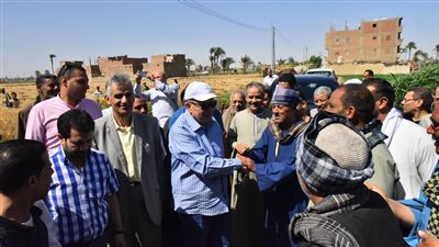 وسط هتافات تحيا مصر.. محافظ أسيوط يتفقد حصاد محصول القمح بمركز أبوتيج