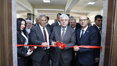 وزير التعليم العالي: هيئة تمويل العلوم بأسيوط موّلت أكثر من 300 مشروع بحثي