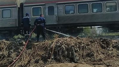 السيطرة على حريق بجوار شريط السكة الحديد بكفر الزيات في الغربية| صور