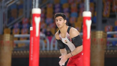 محمد عفيفي يتوج بفضية جهاز المتوازي في كأس العالم للجمباز بالقاهرة 