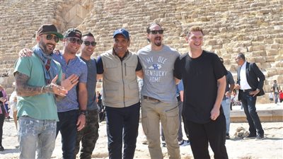 الفرقة الغنائية الأمريكية الشهيرة باك ستريت بويز تزور منطقة أهرامات الجيزة | صور 