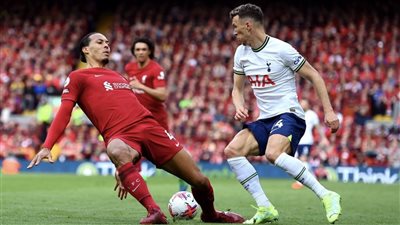 سخرية من فان دايك مدافع ليفربول بعد سقوطه أمام مهاجم توتنهام I صور