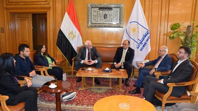 جامعة حلوان تستقبل وفدًا من جامعة أوروبا الألمانية وشبكة المؤسسات التعليمية الدولية