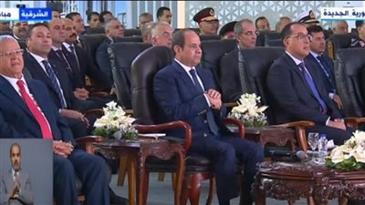 السيسي لـ أحد العاملين بمصنع بطاريات الليثيوم: هنشارك معاكم علشان عاوزين نخلص المشروع بسرعة