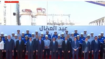 الرئيس السيسي يلتقط صورة تذكارية عقب احتفالية عيد العمال