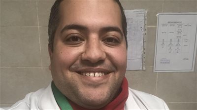 طبيب مصري يقدم خدمات كشف منزلي للمسنين السودانيين بأسوان مجانا