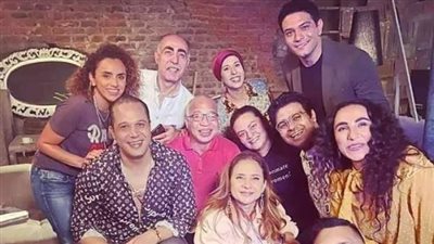 بالتزامن مع حلول ذكرى وفاته الأولى.. أبطال مسلسل بـ 100 وش يروون ذكرياتهم مع الراحل مصطفى درويش