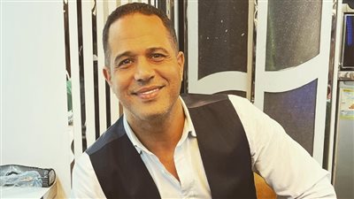 موقف إنساني لـ مصطفى درويش مع طفل متعافي سرطان.. والأم: أصر ييجي معايا المدرسة ويجيب حق ابني 