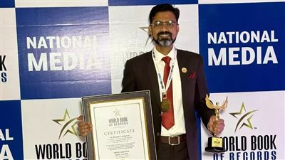 تكريم طبيب بعد إجرائه عملية جراحية لإزالة 300 كيس من كبد مريض