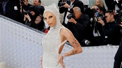 دوجا كات تتنكر في زِي قطة المصمم الراحل كارل ليجر فيلد في حفل Met Gala 2023