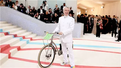 المغني دايفيد بيرن يدخل سجادة حفل Met Gala بالدراجة