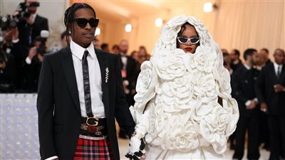 ريهانا تثير الجدل بإطلالة بيضاء غريبة على سجادة حفل Met Gala 2023