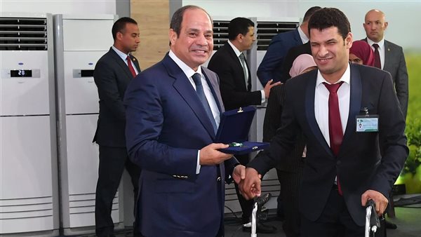 الرئيس يكرم عددًا