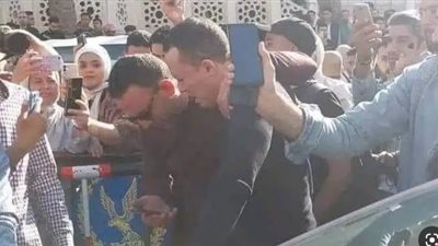 حقيقة فصل المصورتين الضاحكتين في جنازة مصطفى درويش| فيديو