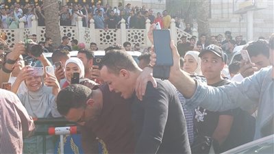 نقابة الصحفيين تستدعي صاحبة صورة جنازة مصطفى درويش: متدربة.. واللقطة كانت عفوية 