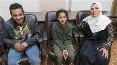 مع أخذ تعهد برعايتها.. الأمن يعيد طفلة ضلت طريقها بالفيوم