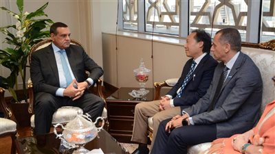 وزير التنمية المحلية يبحث مع وفد برنامج الأمم المتحدة للمستوطنات البشرية ملفات التعاون المشترك 