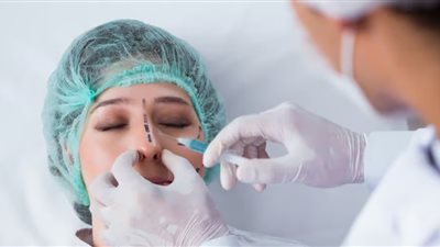 تشوهات وضيق تنفس│ سيدات يتهمن طبيب تجميل بإحداث إصابات بالغة بأجسادهن.. وإحداهن: رُحت أواجهه اتهجم عليا هو و3 رجالة