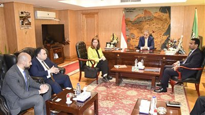 محافظ الفيوم يناقش مع وفدي البنك الأهلي وإي فاينانس مشروع الشمول المالي بالمحافظة