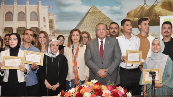 وزيرة الثقافة وزوجة