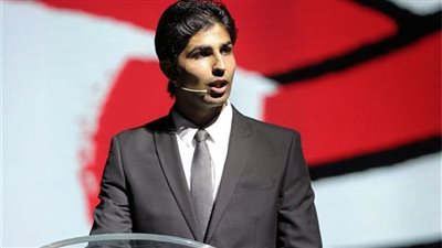 مهند مجدي يهدي سفير مصر بالإمارات درع وعلم الأهلي