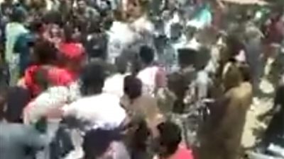 شاب يحاول إنهاء حياته بسلاح أبيض في الفيوم.. والأهالي ينقذونه