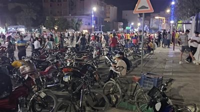 لإنقاذ مصابي حادث الوادي الجديد.. توافد الأهالي على مستشفى الخارجة للتبرع بالدم