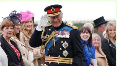 اعتقال رجل بالقرب من قصر باكنجهام في حقيبته سكين ورسالة مكتوبة 