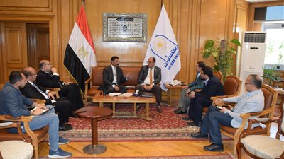 جامعة حلوان تبحث تحويل مداخل ومخارج السيارات لمنع التكدس