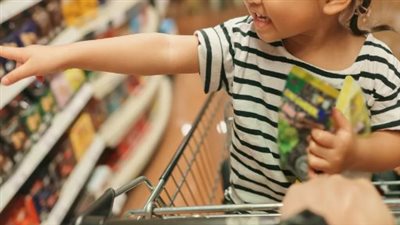 دراسة: الأطعمة والمشروبات الموجهة للأطفال تحتوي على نسبة أعلى من السكر وأقل في التغذية