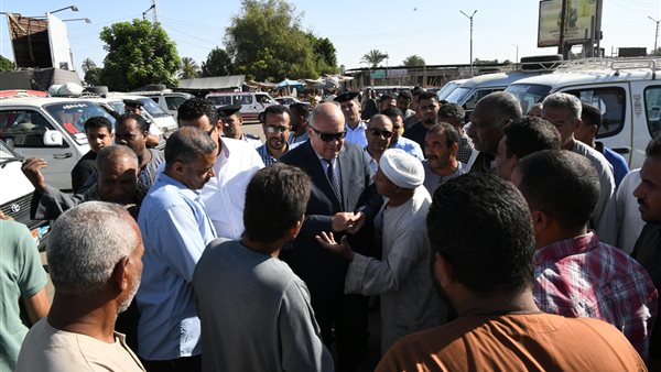 محافظ قنا بمجمع المواقف