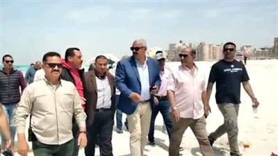 رئيس مصايف الإسكندرية يتفقد شاطئ النخيل لمتابعة أعمال منظومة الإنقاذ قبل الافتتاح