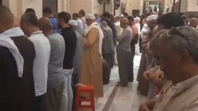 استشهد بالسودان.. العشرات يؤدون صلاة الغائب على روح الدبلوماسي المصري بمسجد السيدة نفيسة | بث مباشر