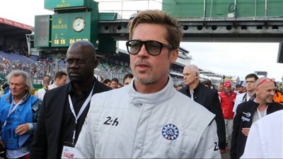 براد بيت يقود سيارة من مرسيدس في سباق الجائزة الكبرى البريطاني بـ فيلمه الجديد عن فورمولا 1