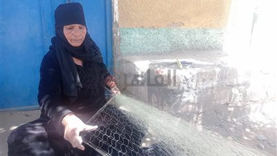 الحاجة نعمات 50 سنة شغل بمهنة غزل شباك الصيد: بصرف على نفسي بعد طلاقي