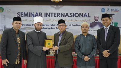 أصول الدين بجامعة الرانيري الإسلامية في إندونيسيا تمنح أسامة الأزهري درعًا وشهادة تقدير
