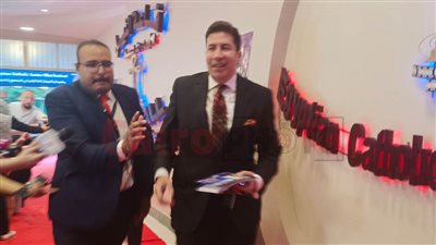 هاني رمزي يتسلم جائزة الريادة السينمائية بالمهرجان الكاثوليكي نيابة عن هناء الشوربجي