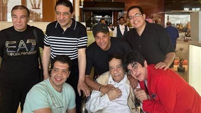 على كرسي متحرك.. حلمي بكر يحضر حفل روائع الموجي الليلة في الرياض