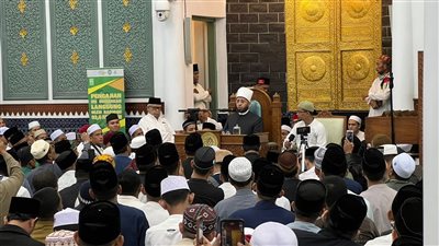 حشود غفيرة.. الآلاف يتزاحمون لحضور درس أسامة الأزهري بإندونيسيا | صور