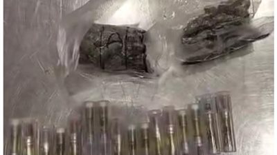 أخفاها داخل الأحذية.. ضبط راكب أجنبي بحوزته نبات وزيوت الماريجوانا بمطار القاهرة