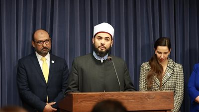 بتلاوة قرآنية.. إمام مصري أزهري يفتتح جلسات مجلسي الشيوخ والنواب لولاية أمريكية |صور 