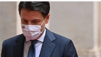 رئيس وزراء إيطاليا السابق يتعرّض لموقف محرج بسبب صفعة | فيديو