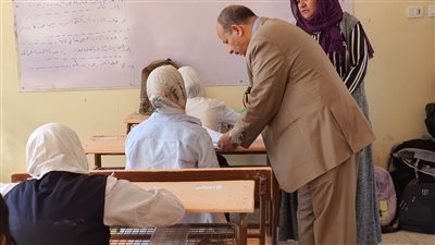 وكيل تعليم الأقصر يتفقد امتحانات المرحلة الابتدائية والإعدادية 