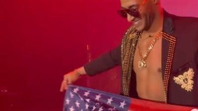 محمد رمضان يرفع علم مصر وأمريكا في حفل سان دييجو وسط حضور جماهيري|فيديو