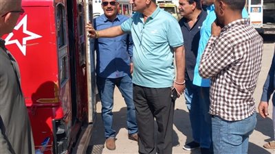 استمرار الجولات بمواقف سيارات الأجرة في سنورس بالفيوم لمتابعة التزام السائقين بالتعريفة الجديدة