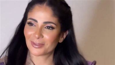 إصابة منى زكي بكسر في يدها | صورة