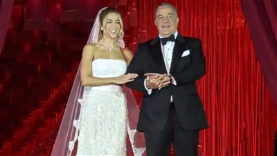 فرح ابنة ياسين منصور.. ووصلة رقص بين فيفي عبده وعمرو دياب | صور