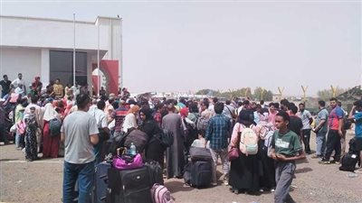 عودة 500 أسرة مصرية بحرًا من السودان الثلاثاء