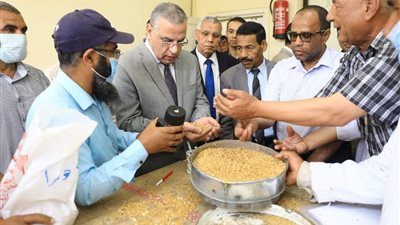 توريد 20 ألف طن قمح بشون وصوامع سوهاج.. والمحافظ يوجه بتذليل كافة العقبات أمام المزارعين | صور