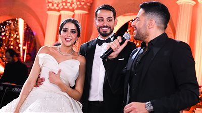 حماقي يشعل زفاف ابنة المنتج خالد عبد اللطيف.. والمطربة جيني تشاركه قلبي حبك جدًا على الدرامز|صور